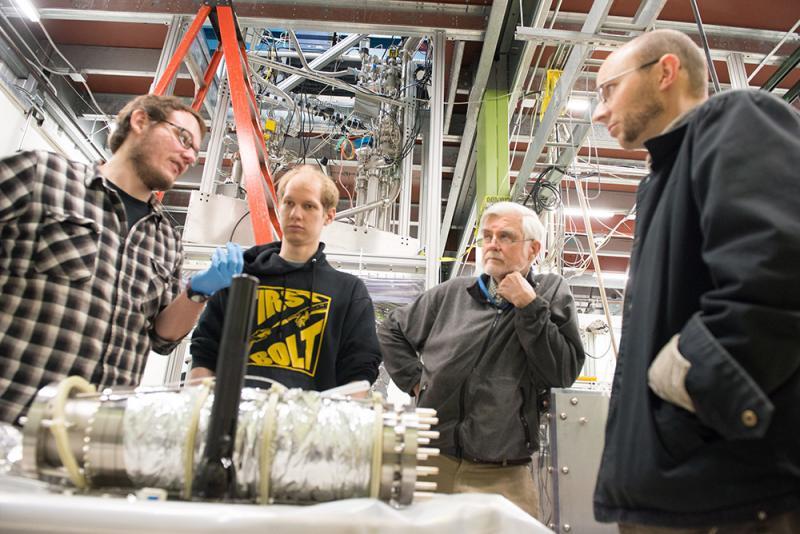 LZ group in lab at SLAC
